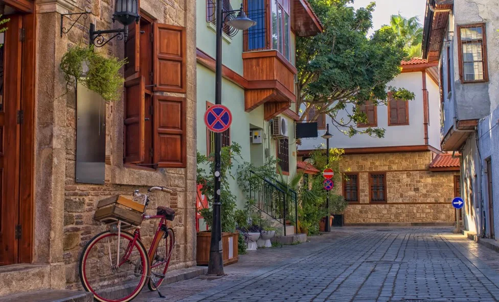 Antalya Kaleiçi tarihi sokakları gece manzarası