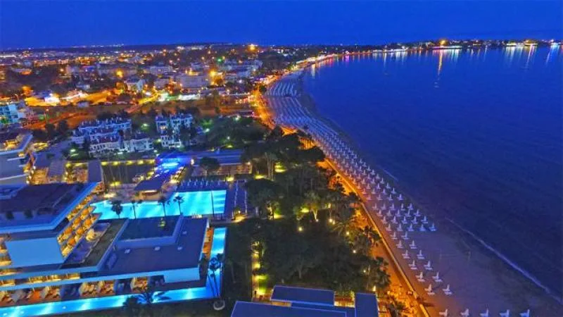 Antalya Konyaaltı sahil şeridi gece manzarası